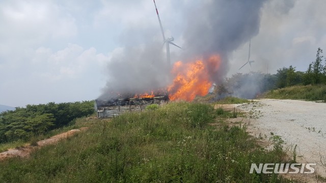【거창=뉴시스】정경규 기자 = 경남 거창군 신원면 감악산 풍력발전단지내 전력저장시설인 거창 ESS(풍력발전 배터리 저장장치)에서 화재 발생했다.2018.07.22.(사진=경남도소방본부 제공) photo@newsis.com