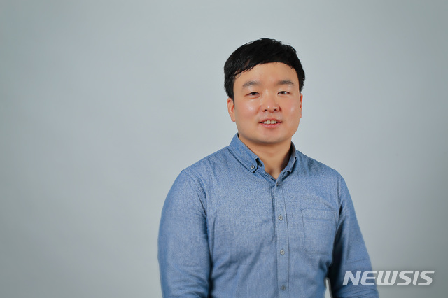 【울산=뉴시스】구미현 기자 = UNIST(총장 정무영) 에너지 및 화학공학부의 이동욱 교수가 '공극(孔隙, cavity)'이 있는 표면에 액체가 스며드는 속도를 연구해 미국국립과학원회보(PNAS) 지난 19일자 온라인판에 발표했다. 2018.07.22. (사진=UNIST 제공)photo@newsis.com