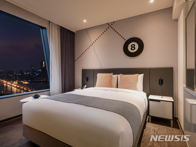 호텔플렉스 서울드래곤시티의 '몰디브 인 서울드래곤시티 패키지' 중 가장 저렴한 이비스 스타일 앰배서더 서울 용산의 슈피리어 더블 룸