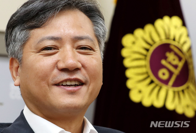 【서울=뉴시스】이영환 기자 = 신원철 서울특별시의회 의장이 20일 오전 서울 중구 서울특별시의회 의장실에서 뉴시스와 인터뷰를 하고 있다. 2018.07.22.&nbsp; 20hwan@newsis.com