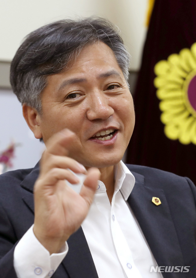 【서울=뉴시스】이영환 기자 = 신원철 서울특별시의회 의장이 20일 오전 서울 중구 서울특별시의회 의장실에서 뉴시스와 인터뷰를 하고 있다. 2018.07.22. 20hwan@newsis.com