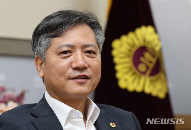 【서울=뉴시스】이영환 기자 = 신원철 서울특별시의회 의장이 20일 오전 서울 중구 서울특별시의회 의장실에서 뉴시스와 인터뷰를 하고 있다. 2018.07.22. 20hwan@newsis.com