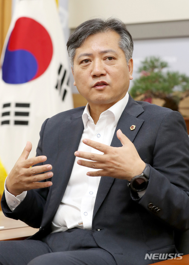 【서울=뉴시스】이영환 기자 = 신원철 서울특별시의회 의장이 20일 오전 서울 중구 서울특별시의회 의장실에서 뉴시스와 인터뷰를 하고 있다. 2018.07.22. 20hwan@newsis.com