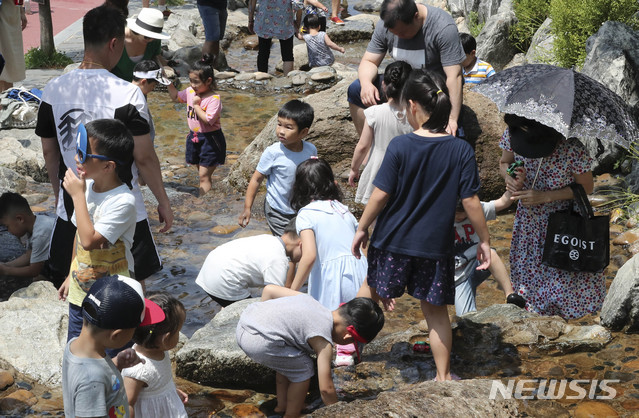 【광명=뉴시스】최진석 기자 = 전국 대부분 지역에 폭염 특보가 발표된 22일 경기 광명시 광명동굴을 찾은 어린이들이 물놀이를 즐기고 있다. 2018.07.22. myjs@newsis.com