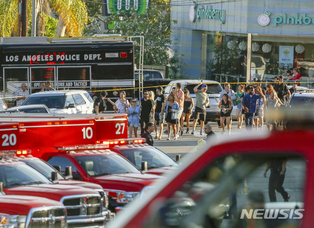 【로스앤젤레스=AP/뉴시스】미국 로스앤젤레스 시내 트레이더 조 슈퍼마켓에서 21일 무장괴한이 40~50명을 인질로 붙잡고 경찰과 대치하는 사건이 발생했다.&nbsp; 범인은 이날 할머니에 총격을 가하고서 경찰에 쫓겨 도주하던 중 슈퍼마켓에 난입해 인질극을 벌이다가 투항했다. 2018.07.22&nbsp; 