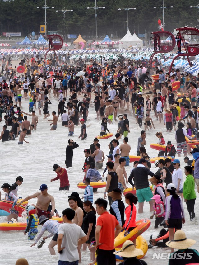 【부산=뉴시스】 하경민 기자 = 22일 부산 해운대해수욕장을 찾은 시민과 관광객들이 물놀이를 즐기고 있다. 부산에는 12일째 폭염특보가 지속되고, 열대야 현상도 닷새째 발생하면서 밤낮으로 폭염이 기승을 부리고 있다. 2018.07.22. yulnetphoto@newsis.com