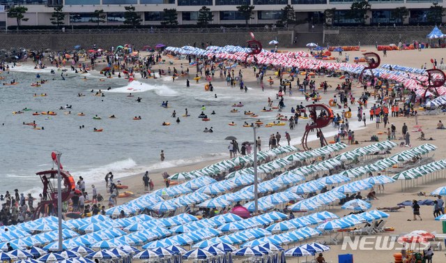 【부산=뉴시스】 하경민 기자 = 22일 부산 해운대해수욕장을 찾은 시민과 관광객들이 물놀이를 즐기고 있다.&nbsp; 부산에는 12일째 폭염특보가 지속되고, 열대야 현상도 닷새째 발생하면서 밤낮으로 폭염이 기승을 부리고 있다. 2018.07.22.&nbsp; yulnetphoto@newsis.com