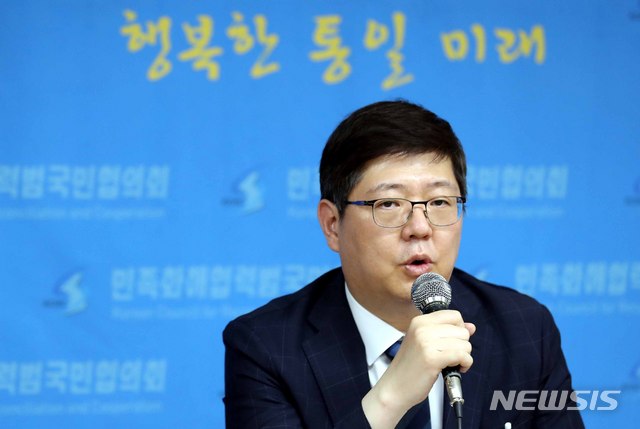 【서울=뉴시스】조성봉 기자 = 김홍걸 민족화해협력범국민협의회 대표상임의장이 22일 오후 서울 마포구 민화협 사무실에서 열린 방북 결과 보고 기자간담회에서 모두 발언을 하고 있다. 김홍걸 대표상임의장은 북측 민화협의 초청으로 지난 16일부터 19일까지 평양을 방문했다. 2018.07.22.suncho21@newsis.com