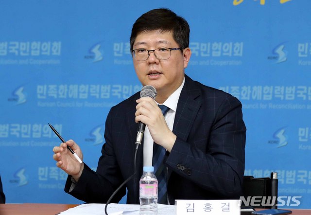 【서울=뉴시스】조성봉 기자 = 김홍걸 민족화해협력범국민협의회 대표상임의장이 22일 오후 서울 마포구 민화협 사무실에서 열린 방북 결과 보고 기자간담회에서 모두 발언을 하고 있다. 김홍걸 대표상임의장은 북측 민화협의 초청으로 지난 16일부터 19일까지 평양을 방문했다. 2018.07.22.suncho21@newsis.com