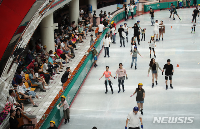 【서울=뉴시스】김진아 기자 = 서울을 비롯한 전국 대부분의 지역에 폭염 특보가 발효된 22일 서울 송파구 롯데월드 아이스링크에서 시민들이 스케이트를 타며 더위를 식히고 있다. 2017.07.22. bluesoda@newsis.com