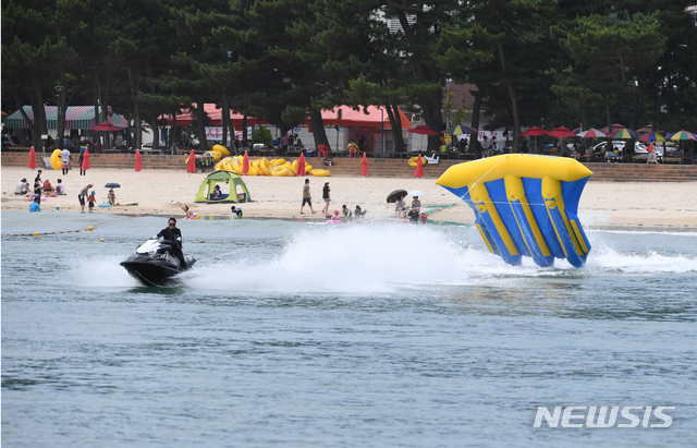 [남해=뉴시스] 경남 남해군 상주면 은모래비치에서 제트스키가 플라잉피쉬보트를 끌고 바다 위를 달리고 있다. (사진=뉴시스 DB). photo@newsis.com