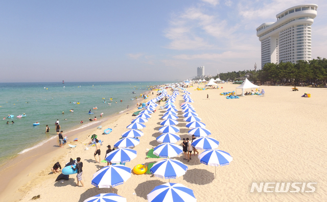 【강릉=뉴시스】김경목 기자 = 폭염이 기승을 부린 22일 오후 피서객들이 강원 강릉시 경포해수욕장에서 물놀이 등을 하며 뜨거운 여름의 주말 오후를 보내고 있다. 2018.07.22. photo31@newsis.com