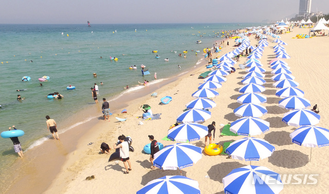【강릉=뉴시스】김경목 기자 = 폭염이 기승을 부린 22일 오후 피서객들이 강원 강릉시 경포해수욕장에서 물놀이 등을 하며 뜨거운 여름의 주말 오후를 보내고 있다. 2018.07.22. photo31@newsis.com
