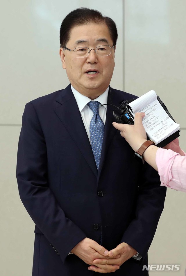 【인천공항=뉴시스】조성봉 기자 = 정의용 청와대 국가안보실장이 22일 오후 인천국제공항을 통해 귀국, 취재진의 질문에 답변하고 있다. 정 실장은 방미 기간에 존 볼턴 미국 국가안보보좌관을 만나 한미 공조 방안에 대해 의견을 나눈 것으로 알려졌다. 2018.07.22. suncho21@newsis.com 