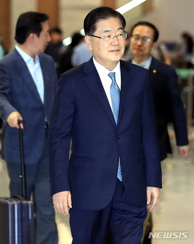 【인천공항=뉴시스】조성봉 기자 = 정의용 청와대 국가안보실장이 22일 오후 인천국제공항을 통해 귀국하고 있다. 정 실장은 방미 기간에 존 볼턴 미국 국가안보보좌관을 만나 한미 공조 방안에 대해 의견을 나눈 것으로 알려졌다. 2018.07.22.suncho21@newsis.com