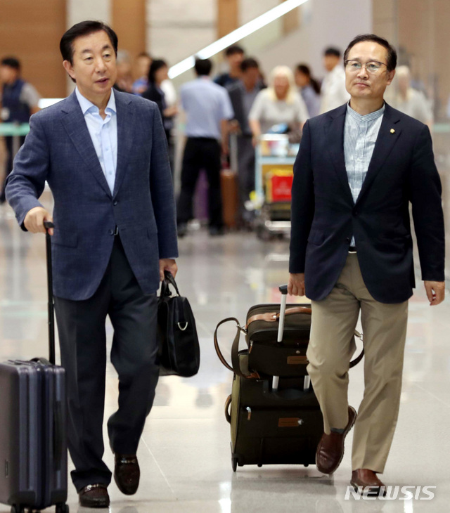 【인천공항=뉴시스】조성봉 기자 = 더불어민주당 홍영표(오른쪽) 원내대표와 자유한국당 김성태 원내대표가 22일 오후 인천국제공항으로 귀국하고 있다. 국회 5당 원내대표들은 미국 의회와 행정부 관계자 등을 만나 한반도 비핵화, 미국의 자동차 고율관세 부과 등 통상 현안에 관한 입장을 전달했다. 2018.07.22.suncho21@newsis.com