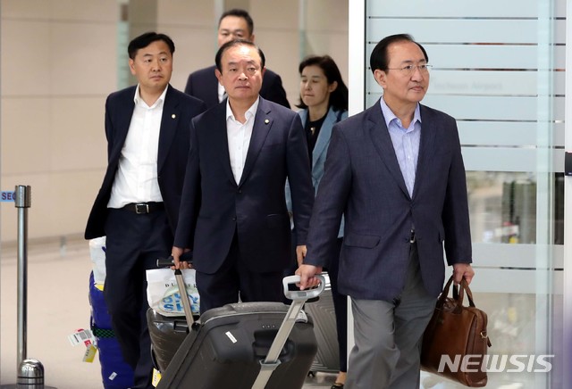 【인천공항=뉴시스】조성봉 기자 = 노회찬(오른쪽 부터) 정의당 원내대표, 장병완 민주평화당 원내대표,바른미래당 장병완 원내대표가 22일 오후 인천국제공항으로 귀국하고 있다. 국회 5당 원내대표들은 미국 의회와 행정부 관계자 등을 만나 한반도 비핵화, 미국의 자동차 고율관세 부과 등 통상 현안에 관한 입장을 전달했다. 2018.07.22.suncho21@newsis.com
