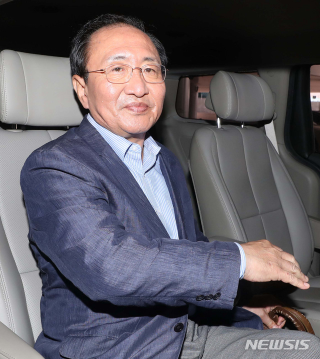 【인천공항=뉴시스】조성봉 기자 = 노회찬 정의당 원내대표가 22일 오후 인천국제공항으로 귀국해 차량에 타고 있다. 국회 5당 원내대표들은 미국 의회와 행정부 관계자 등을 만나 한반도 비핵화, 미국의 자동차 고율관세 부과 등 통상 현안에 관한 입장을 전달했다. 2018.07.22. suncho21@newsis.com
