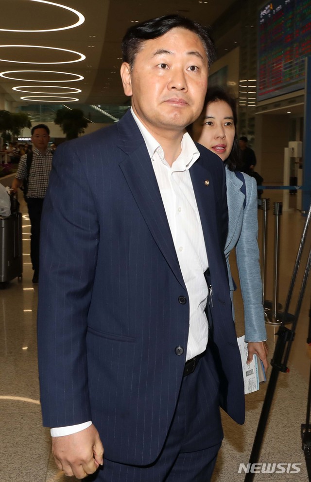 【인천공항=뉴시스】조성봉 기자 =김관영 바른미래당 원내대표가 22일 오후 인천국제공항으로 귀국하고 있다. 국회 5당 원내대표들은 미국 의회와 행정부 관계자 등을 만나 한반도 비핵화, 미국의 자동차 고율관세 부과 등 통상 현안에 관한 입장을 전달했다. 2018.07.22.suncho21@newsis.com