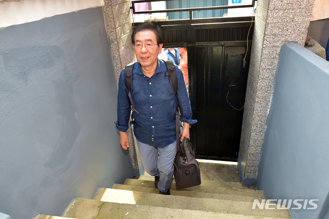 【서울=뉴시스】사진공동취재단 = 박원순 서울시장이 22일 오후 강북 '한 달 살이'를 시작하는 강북구 삼양동의 2층 옥탑방 주택에 도착하고 있다.&nbsp;&nbsp; 박 시장은 조립식 건축물 2층 옥탑방(방 2개, 9평(30.24㎡))에서 다음 달 18일까지 기거하면서 지역 문제의 해법을 찾고 강남·북 균형발전을 방안을 모색한다. 2018.07.22. photo@newsis.com