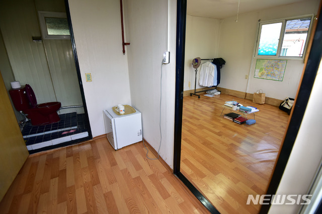 【서울=뉴시스】사진공동취재단 = 박원순 서울시장이 22일 오후 강북 '한 달 살이'를 시작하는 강북구 삼양동의 2층 옥탑방 내부. 박 시장은 조립식 건축물 2층 옥탑방(방 2개, 9평(30.24㎡))에서 다음 달 18일까지 기거하면서 지역 문제의 해법을 찾고 강남·북 균형발전을 방안을 모색한다. 2018.07.22. photo@newsis.com