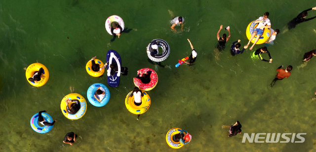 【강릉=뉴시스】김경목 기자 = 폭염이 기승을 부린 22일 오후 피서객들이 강원 강릉시 경포해수욕장에서 물놀이를 하며 뜨거운 여름의 주말 오후를 보내고 있다. 2018.07.22.&nbsp; photo31@newsis.com