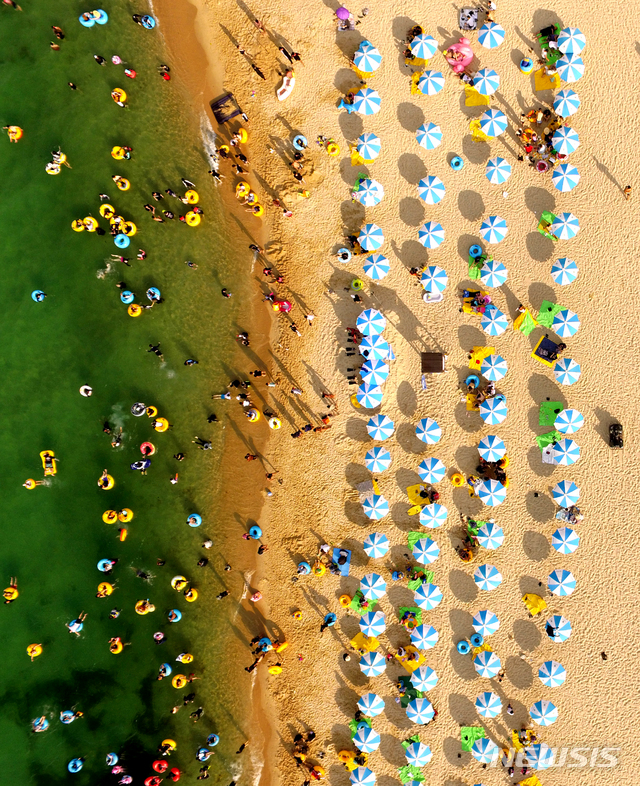 【강릉=뉴시스】김경목 기자 = 폭염이 기승을 부린 22일 오후 피서객들이 강원 강릉시 경포해수욕장에서 물놀이를 하며 뜨거운 여름의 주말 오후를 보내고 있다. 2018.07.22.&nbsp;&nbsp; photo31@newsis.com