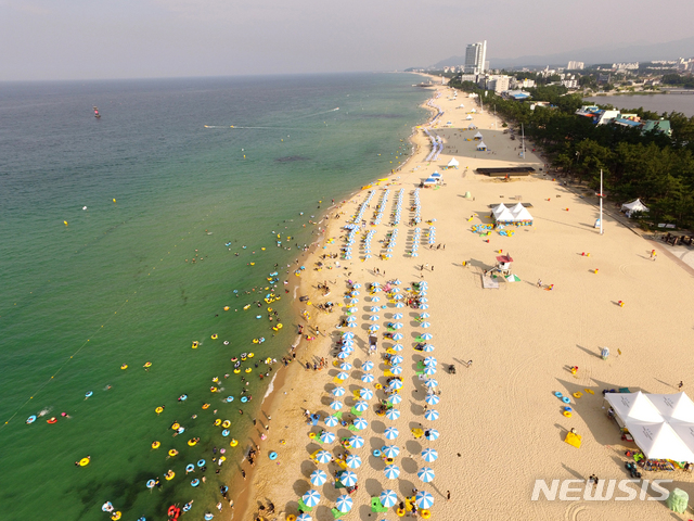 【강릉=뉴시스】김경목 기자 = 폭염이 기승을 부린 22일 오후 피서객들이 강원 강릉시 경포해수욕장에서 물놀이를 하며 뜨거운 여름의 주말 오후를 보내고 있다. 2018.07.22.&nbsp;&nbsp; photo31@newsis.com