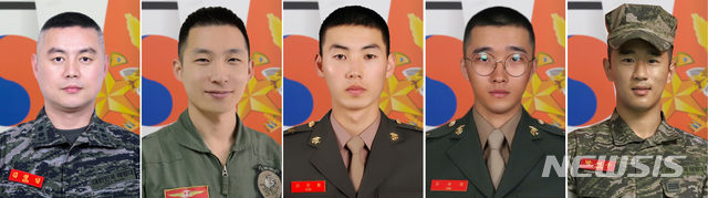 【서울=뉴시스】김성진 기자 = 해병대사령부는 이날 오전 9시30분께 경북 포항시 해병대 1사단 내 도솔관(부대 강당)에서 불의의 사고로 순직한 해병대 장병의 합동 영결식을 해병대장(葬)으로 거행한다고 밝혔다. 왼쪽부터 고(故) 김정일(45) 대령, 고(故) 노동환(36) 중령, 고(故) 김진화(26) 상사, 고(故) 김세영(21) 중사, 고(故) 박재우(20) 병장. (사진=해병대사령부 제공) ksj87@newsis.com 