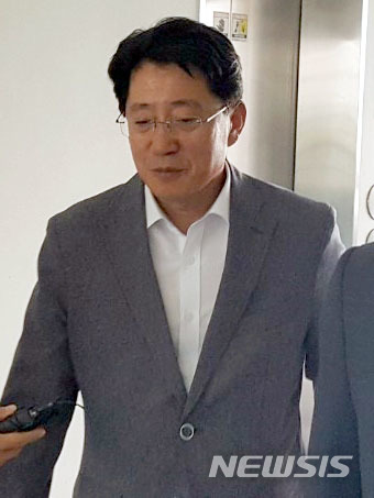 【청주=뉴시스】김재광 기자 = 더불어민주당 소속 전·현직 시·도의원의 공천헌금 거래 의혹 사건을 수사 중인 충북지방경찰청이 23일 오후 임기중 충북도의원을 피의자 신분으로 소환했다.2018.07.23 kipoi@newsis.com