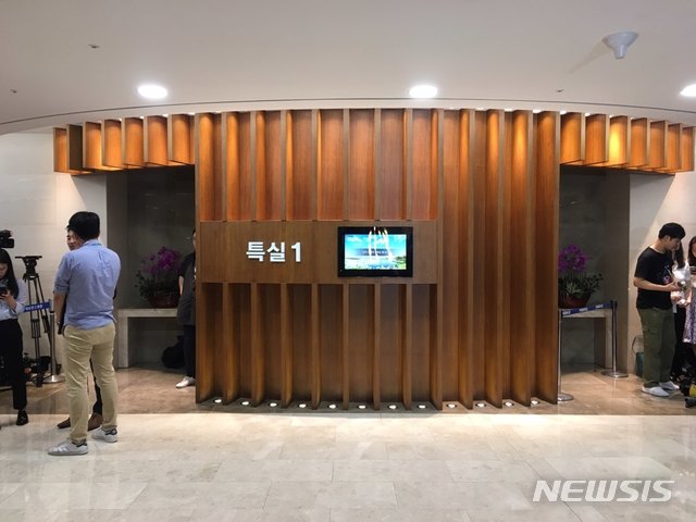 【서울=뉴시스】손정빈 기자 =불법정치자금 수수 의혹을 받던 중 23일 오전 투신한 노회찬 정의당 원내대표 빈소가 서울 서대문구 세브란스병원에 차려진다.빈소는 세브란스병원 장례식장 특1실에 차려질 예정이며 현재 장례를 치르기 위해 준비 중이다. 2018.07.23. jb@newsis.com 