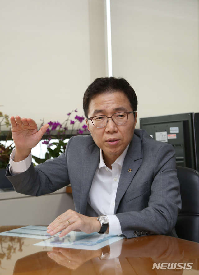 【서울=뉴시스】 이창목 NH투자증권 리서치센터장은 지난 22일 뉴시스와 인터뷰에서 "미국 기준금리 인상이 빨라질 것이라는 우려와 미중 통상마찰이 우리 증시를 짓누른 요인이었으나, 미국 중간선거(11월) 이전에 모두 완화될 것"이라며 "4분기에는 코스피 지수가 반등할 전망"이라고 밝혔다.(사진=NH투자증권 제공)