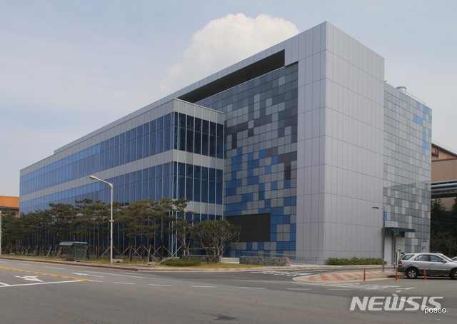 【포항=뉴시스】강진구 기자 = 포스코 포항제철소는 23일 소내에서 ‘스마트 데이터센터’를 준공하고 공장 스마트화를 본격 추진하고 있다고 밝혔다.사진은 포항제철소 내 스마트데이터선터 전경.2018.07.23.(사진=포스코 제공)&nbsp;&nbsp; photo@newsis.com