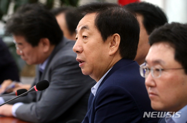 【서울=뉴시스】박영태 기자 = 23일 오전 서울 영등포구 여의도 국회에서 진행된 자유한국당 원내대책회의에서 김성태 원내대표가 발언을 하고 있다. 오른쪽은 김용태 사무총장. 2018.07.23.since1999@newsis.com