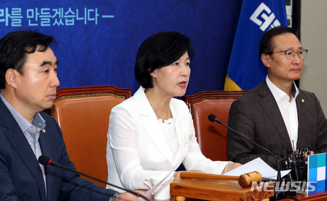 【서울=뉴시스】이종철 기자&nbsp; =&nbsp; 23일 오전 서울 여의도 국회에서 열린 더불어민주당 최고위원회의에서 추미애 대표가 모두발언을 하고 있다. 2018.07.23.&nbsp; jc4321@newsis.com