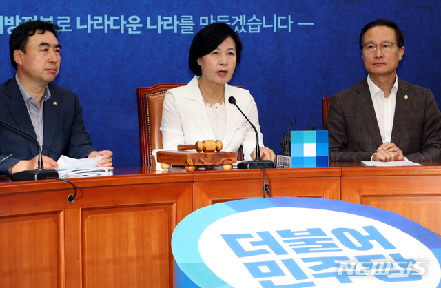 【서울=뉴시스】이종철 기자&nbsp; =&nbsp; 23일 오전 서울 여의도 국회에서 열린 더불어민주당 최고위원회의에서 추미애 대표가 모두발언을 하고 있다. 2018.07.23.&nbsp; jc4321@newsis.com