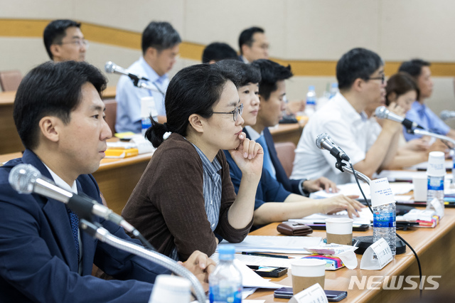 【고양=뉴시스】박주성 기자 = 전국 법관대표들이 23일 경기 고양시 사법연수원에서 열린 2차 임시회의에 참석해 의장의 모두발언을 경청하고 있다. 법관대표회의는 '사법행정권 남용 의혹 관련 특별조사단'이 조사한 양승태 전 대법원장 시절 사법행정권 남용 의혹 문건 410개 파일 중 미공개 228개 파일의 원문 공개와 관련된 안건을 논의할 예정이다. 2018.07.23. photo@newsis.com