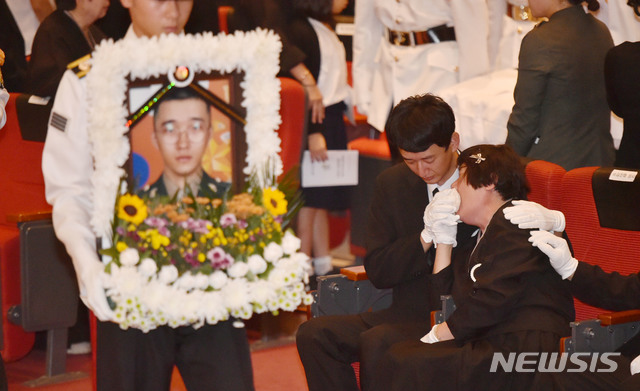 【포항=뉴시스】우종록 기자 = 23일 오전 경북 포항시 남구 해병대 1사단 부대 내 도솔관에서 엄수된 마린온 헬기사고 순직 장병 합동영결식에서 유가족들이 슬픔에 잠겨있다. 2018.07.23. wjr@newsis.com