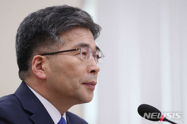 【서울=뉴시스】고승민 기자 = 23일 오전 서울 여의도 국회에서 열린 행정안전위원회의 민갑룡 경찰청장 후보자 인사청문회에서 민 후보자가 의원 질의에 답하고 있다. 2018.07.23. kkssmm99@newsis.com