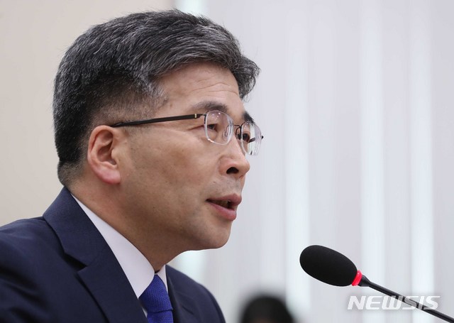 【서울=뉴시스】고승민 기자 = 23일 오전 서울 여의도 국회에서 열린 행정안전위원회의 민갑룡 경찰청장 후보자 인사청문회에서 민 후보자가 의원 질의에 답하고 있다. 2018.07.23.&nbsp; kkssmm99@newsis.com