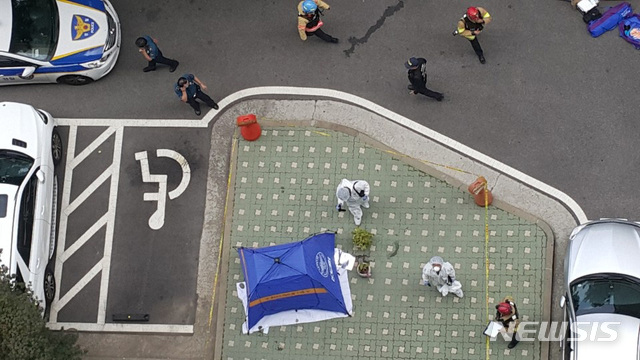 【서울=뉴시스】드루킹에게 불법 정치자금을 받았다는 의혹을 받은 노회찬 정의당 원내대표가 투신 자살한 23일 오전 사고현장에 경찰들이 분주히 움직이고 있다.&nbsp; 노 원내대표 유서에는 "드루킹 관련 금전을 받은 적은 있으나 청탁과는 무관하다"는 내용이 있다고 경찰 관계자가 전했다. 2018.07.23.(사진=독자제공) photo@newsis.com 