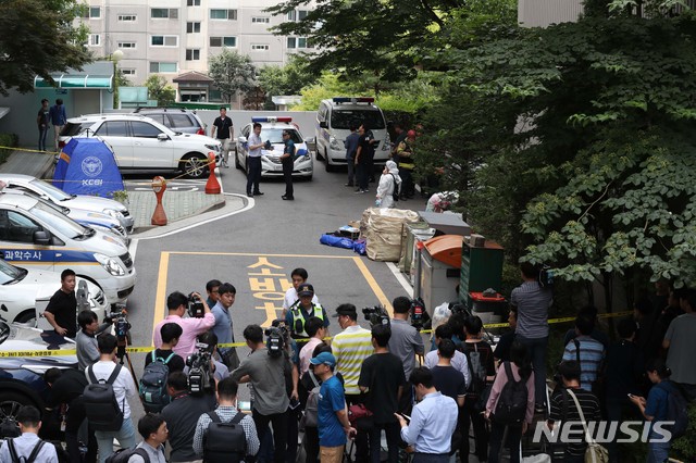 【서울=뉴시스】 조성봉 기자 = 23일 오전 정의당 노회찬 원내대표가 투신 사망한 것으로 알려진 서울 중구 한 아파트에서 경찰 과학수사대가 조사를 하고 있다.2018.07.23.suncho21@newsis.com