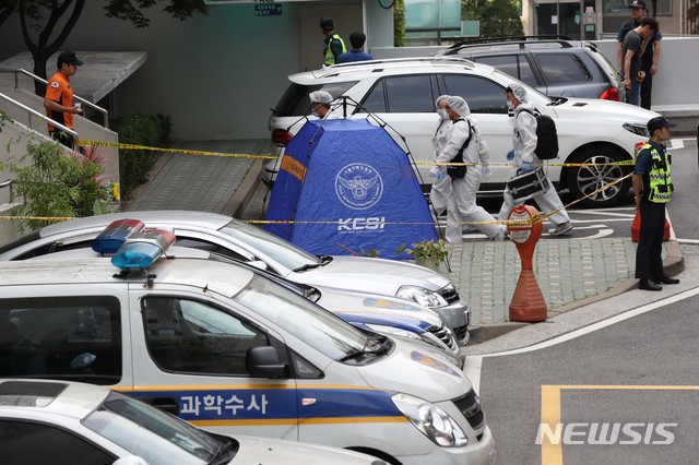 【서울=뉴시스】 조성봉 기자 = 23일 오전 정의당 노회찬 원내대표가 투신 사망한 것으로 알려진 서울 중구 한 아파트에서 경찰 과학수사대가 조사를 하고 있다.2018.07.23. suncho21@newsis.com