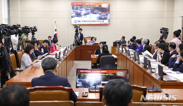 【서울=뉴시스】고승민 기자 = 23일 오전 서울 여의도 국회에서 열린 행정안전위원회의 민갑룡 경찰청장 후보자 인사청문회에서 민갑룡 후보자가 의원들의 질의에 답하고 있다. 2018.07.23. kkssmm99@newsis.com