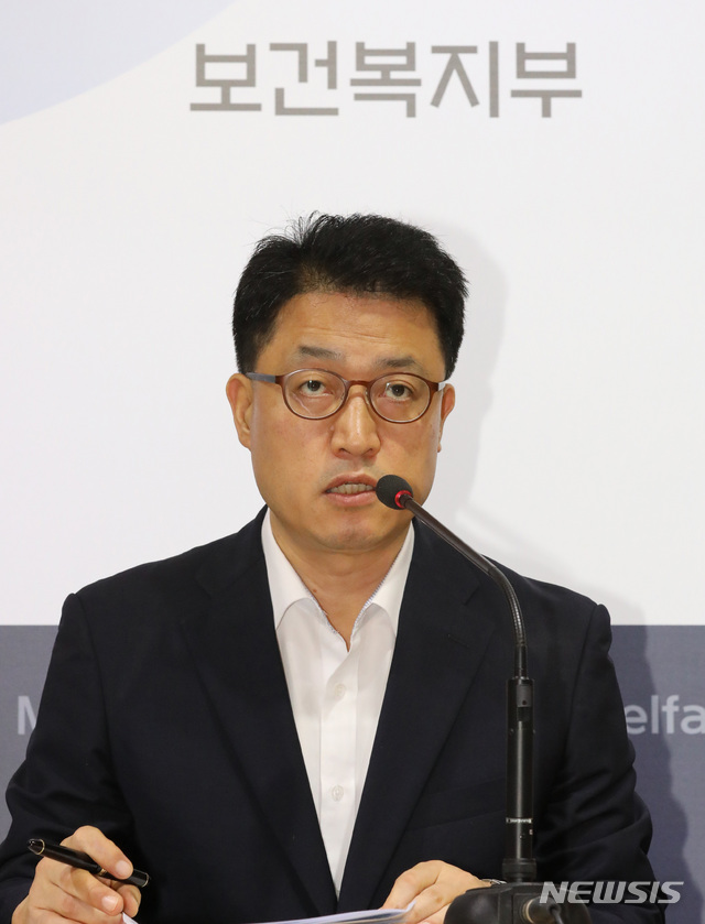 【세종=뉴시스】강종민 기자 = 배병준 보건복지부 사회복지정책실장이 23일 오전 정부세종청사에서 다양한 경제사회적 요인으로 발생하고 있는 복지위기가구를 선제적으로 발굴하고, 지원하기 위한 복지위기가구 발굴대책을 발표하고 있다. 2018.07.23. ppkjm@newsis.com