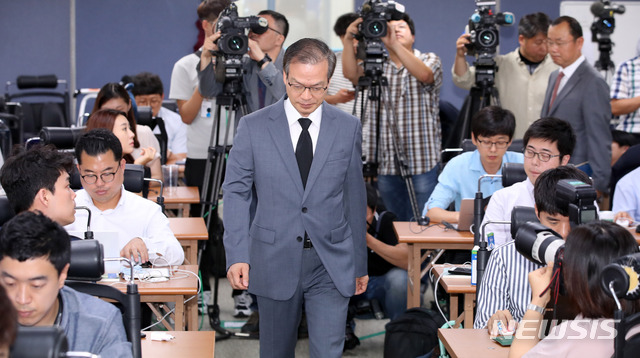 【서울=뉴시스】김선웅 기자 = 드루킹 댓글 조작 사건을 수사 중인 허익범 특별검사가 23일 오전 서울 서초구 강남역 인근에 위치한 특검사무실에서 이날 오전 투신해 사망한 노회찬 의원에 대한 입장발표를 하기 위해 브리핑룸으로 입장하고 있다. 2018.07.23.&nbsp; mangusta@newsis.com
