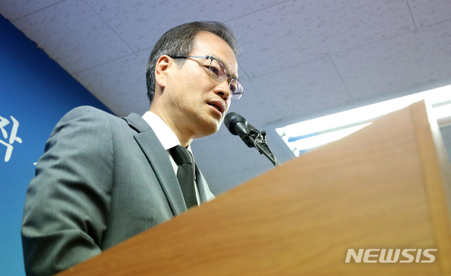【서울=뉴시스】김선웅 기자 = 드루킹 댓글 조작 사건을 수사 중인 허익범 특별검사가 23일 오전 서울 서초구 강남역 인근에 위치한 특검사무실에서 이날 오전 투신해 사망한 노회찬 의원에 대한 입장을 밝히고 있다. 2018.07.23.&nbsp; mangusta@newsis.com