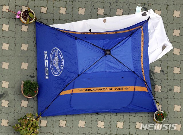 【서울=뉴시스】 조성봉 기자 = 23일 오전 정의당 노회찬 원내대표가 투신 사망한 것으로 알려진 서울 중구 한 아파트 도로에 노 의원의 시신이 텐트로 덮여져 있다. 2018.07.23 suncho21@newsis.com 