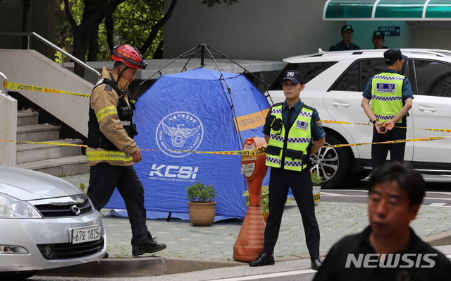 【서울=뉴시스】 임태훈 기자 = 23일 오전 정의당 노회찬 원내대표가 투신 사망한 것으로 알려진 서울 중구 한 아파트에서 경찰 과학수사대가 조사를 하고 있다. 경찰에 따르면 이날 오전 9시38분 서울 중구의 한 아파트 현관 쪽에 노 의원이 쓰러져 숨져 있는 것을 경비원이 발견해 경찰에 신고했다. 2018.07.23.taehoonlim@newsis.com