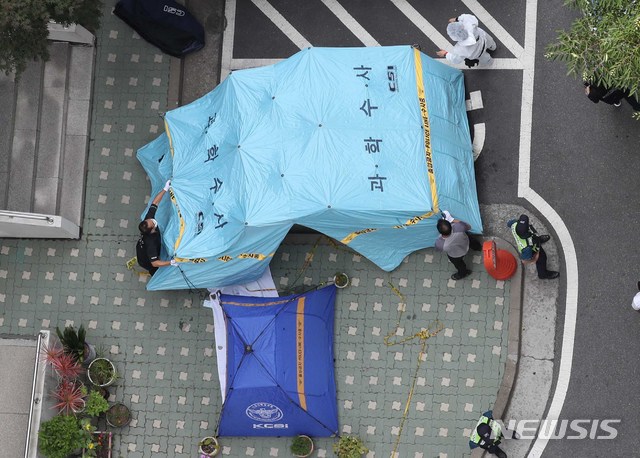 【서울=뉴시스】 조성봉 기자 = 23일 오전 정의당 노회찬 원내대표가 투신 사망한 것으로 알려진 서울 중구 한 아파트에서 경찰이 노 의원의 투신장소를 텐트로 가리고 있다. 2018.07.23 suncho21@newsis.com